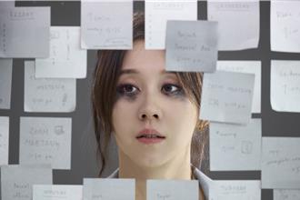 白安化身OL上班族瘋狂加班 亂七八糟狠狽模樣曝光