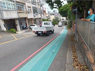 校門口下坡車速快！學童與車爭道 中市設人行道盼年底完工
