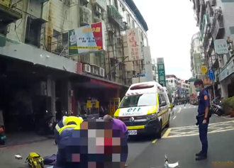 蘆洲欠債男當街遭砍！臉皮「削掉一塊」  熱心阿伯撿起急送醫