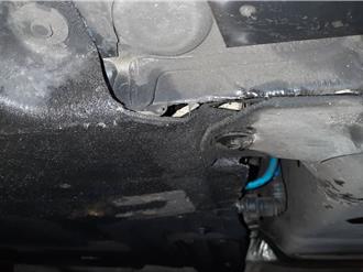 中市和平山区雨后落石砸坏小客车底盘漏油 台8线紧急抢修中