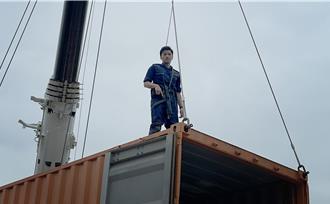 謝霆鋒設計驚險7樓吊貨櫃場面 親上陣攝影師比他更緊張