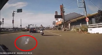 結婚禮車亂丟鞭炮！男騎士閃躲以為遇到「跑泡卡丁車」