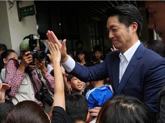 蔣萬安進國小化身孩子王 3寶爸被拱再1胎求饒「先休息一下」