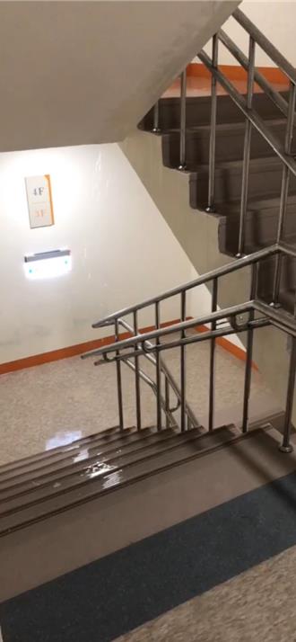 落成不到1年！興岩社福大樓竟積水、電梯也滲水 社會局回應了