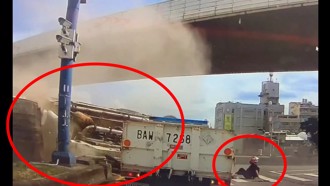 驚悚5秒！水泥車翻滾1圈半 重機騎士「彈出車道」大難不死