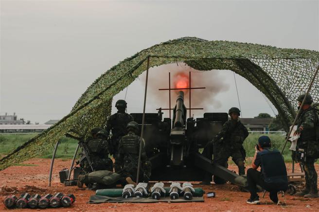 陸軍砲兵第43指揮部砲2營昨日在「基地營教練夜間實彈射擊訓練」中，進行105榴彈砲射擊，發射手拉下火繩，砲彈隨著火光朝目標區飛去，最後精準命中目標區，展現扎實訓練成果。（記者袁銘駿攝）