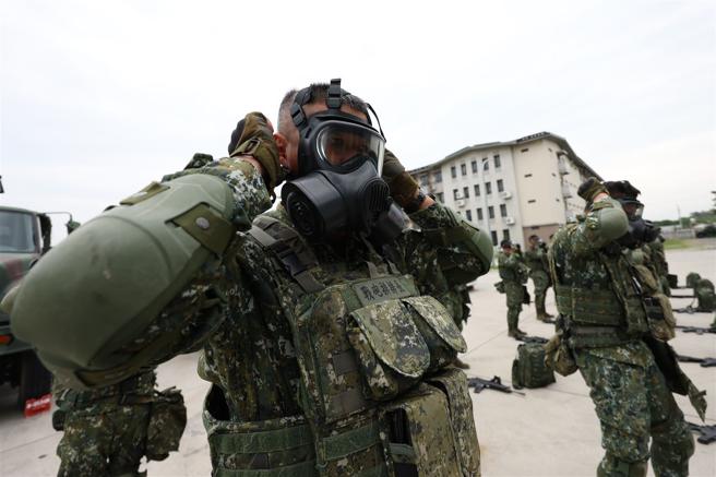 受測官兵依序完成防護面具試戴等項目。（記者袁銘駿攝）