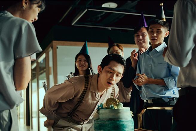 曾博恩劇中被同事送上生日驚喜。（CATCHPLAY＋提供）