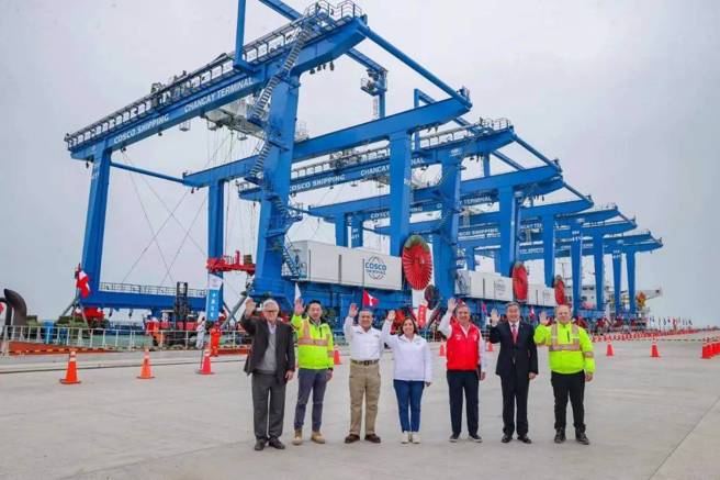 秘魯總統迪娜．博魯阿爾特（中）非常重視與中國合作的一帶一路項目，日前親自前往錢凱港視察。（圖／央視新聞）