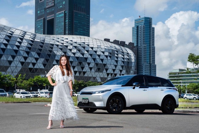 Echo從小就愛車，坐過各式各樣的燃油車，但人生第一台車卻是電動車，她自詡為堅定的電動車派。（石智中攝）