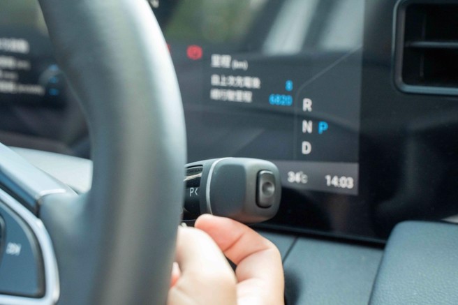 Echo 很喜歡LUXGEN n⁷的排檔桿設計，和賓士一樣直覺好用。（石智中攝）

