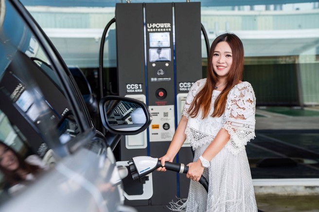 Echo觀察發現許多車主會在夜間充電，享受「Me Time」時光。（石智中攝）