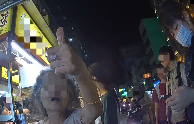 地瓜球太香！阿婆竟然在夜市里迷路，机智警靠名片助平安返家。（翻摄画面）