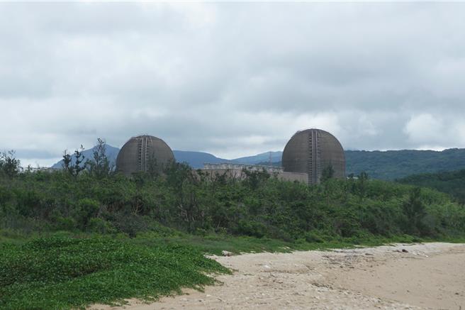 核三厂1号机组今日开始递减运转，至7月27日停机除役，外界诸多眼光聚焦在核三厂及供电情况，图为核三厂。（罗琦文摄）