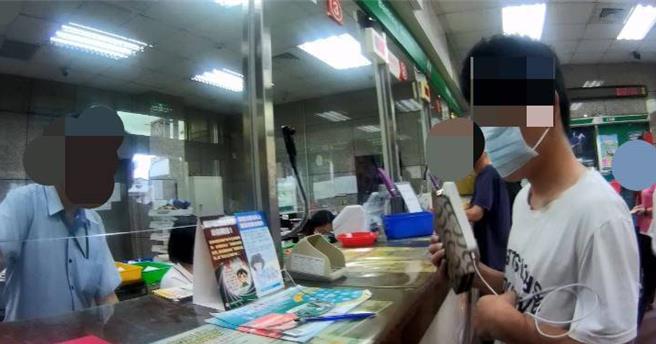 梁男临柜欲提领大笔现金，行员惊觉有异通报员警到场处理，面对员警询问，梁男交待不清钱从哪里来，询后被依诈欺罪嫌函送彰化地检署。（民眾提供／叶静美彰化传真）