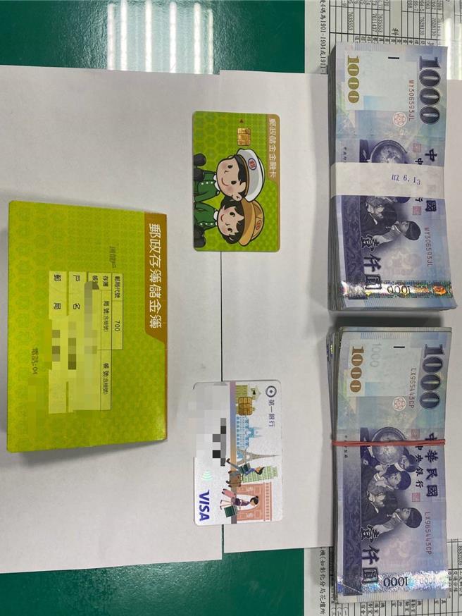 警方从梁男身上起出帐簿、提款卡及现金等证物，全案依诈欺罪嫌函送彰化地检署。（警方提供／叶静美彰化传真）