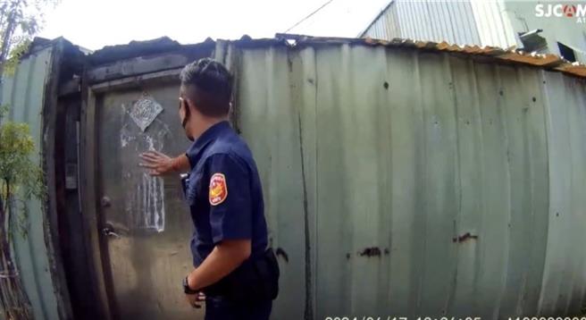 業者拒絕開門配合稽查，市府啟動公安小組聯合稽查。（新北市環局提供）