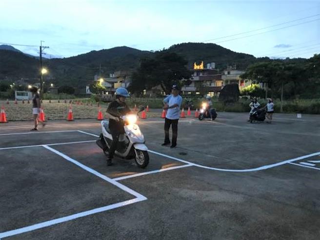 赖教练将在7月27日至8月1日下午5时30分至晚上9时在运动休閒广场实施路考辅导。（金山区公所提供／张铠乙新北传真）