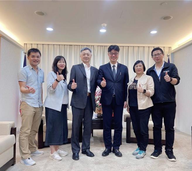 金門縣政府教育處長孫麗琪(左二)在金門縣議會副議長歐陽儀雄(左三)、議員唐麗輝(右二)的陪同下，共赴中央拜會陸委會主委邱垂正(右三)，爭取兩岸運動交流等相關事宜。(圖／金門縣教育處提供)