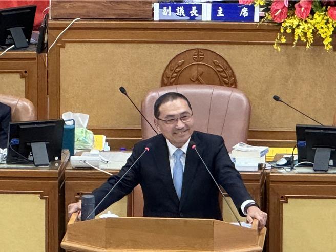 立法院21日將就覆議案進行表決，親綠公民團體預告重回立法院抗議，國民黨也申請路權號召支持改革民眾上街聲援。新北市長侯友宜今（18）日被問及此事，他表示支持國會改革，至於是否參與國民黨的國會改革說明會，侯友宜說「視我行程處理」。（柯毓庭攝）