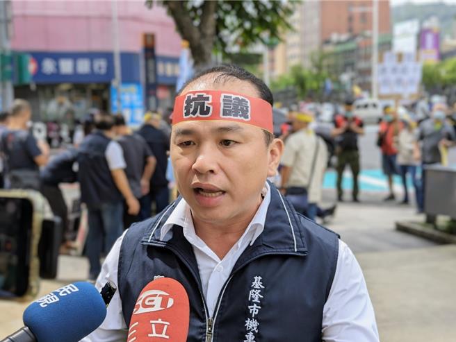 基隆市機車公會理事長蘇致謙表示，業者們要求市府必須停止贈送電動機車方案止血，再做通盤的考量，並提供補助彌補業者損失。（張志康攝）