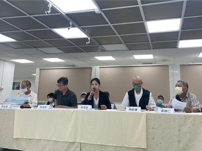 民進黨台北市議員林亮君（左）18日率濱江汙水處理廠自救會成員抗議，認為徵收後僅用作水資源中心的草地、停車場，且徵收程序不完備，應重新規畫徵收區域。（劉彥宜攝）