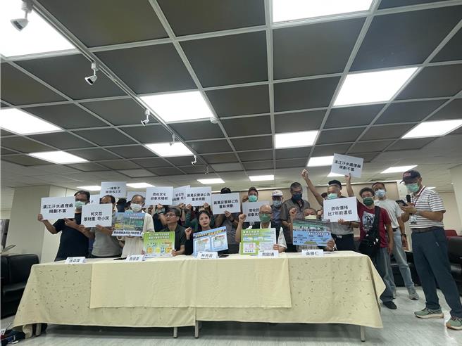 為興建濱江水資源再生中心，台北市去年11月6日發布徵收公告，其中濱江街150至180巷口間20位地主組成自救會，反對徵收18筆土地、13筆建物。（劉彥宜攝）