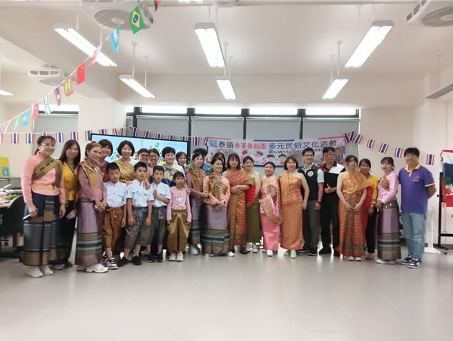 内政部移民署推行「第十届新住民及其子女筑梦计画」，帮助嫁来台湾27年的吴佩玲实现梦想，创立泰享多元民俗舞蹈文化团。图为成果发表会。（移民署基隆市服务站提供／徐佑升基隆传真）