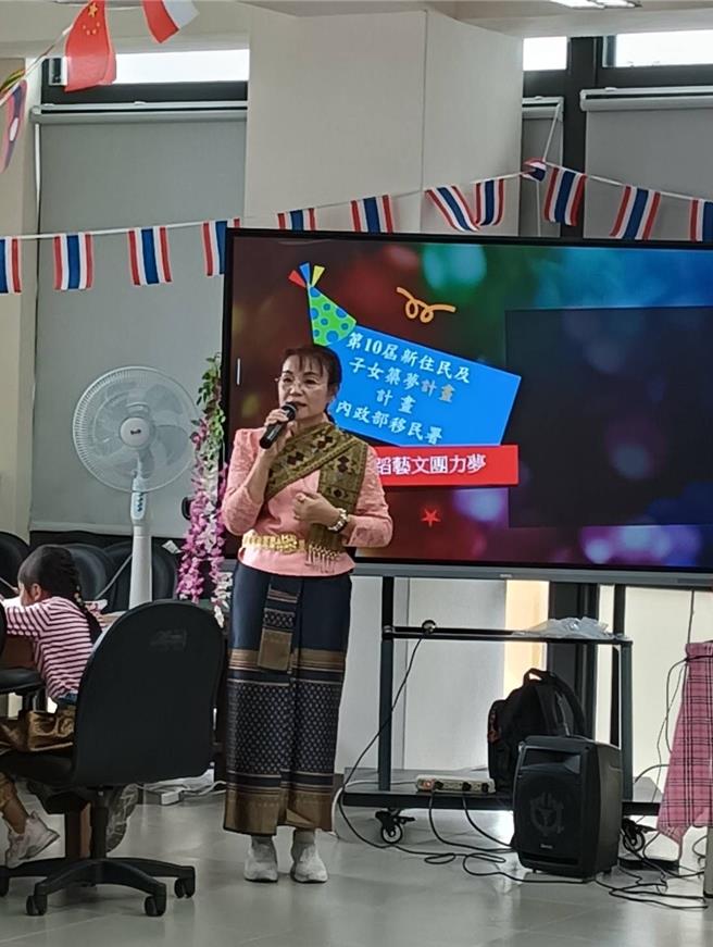 内政部移民署推行「第十届新住民及其子女筑梦计画」，帮助嫁来台湾27年的吴佩玲实现梦想，创立泰享多元民俗舞蹈文化团。图为吴佩玲致词。（移民署基隆市服务站提供／徐佑升基隆传真）