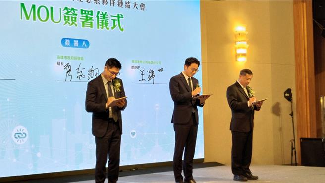 全球網通巨擘思科（CISCO）與系統整合大廠晉泰科技，今（18）日與高市府正式簽署MOU，預計攜手20多家生態系夥伴進駐亞灣區成立「AIoT永續創新研發中心」。（柯宗緯攝）