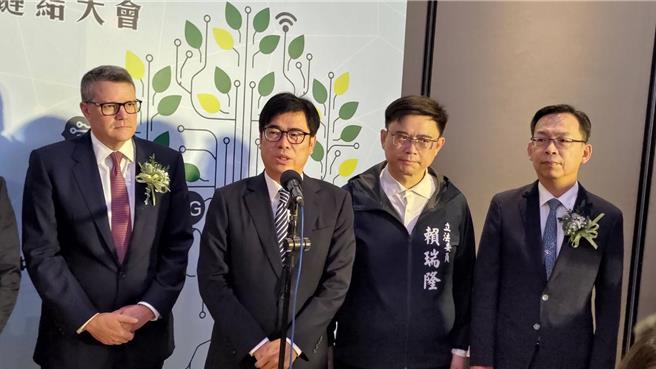 高雄市長陳其邁（左二）表示， CISCO在全球網通市占率高達8成，感謝業者持續加碼投資高雄。（柯宗緯攝）