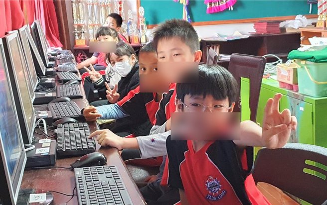 華信航空捐贈40台再生電腦給太巴塱國小師生。（華信航空提供／陳祐誠台北傳真）