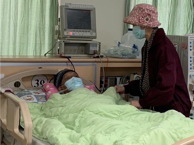 台中医院洗肾病患百岁人瑞王振絜每周三天洗肾，都由养女郑美丽亲自陪伴。（冯惠宜摄）