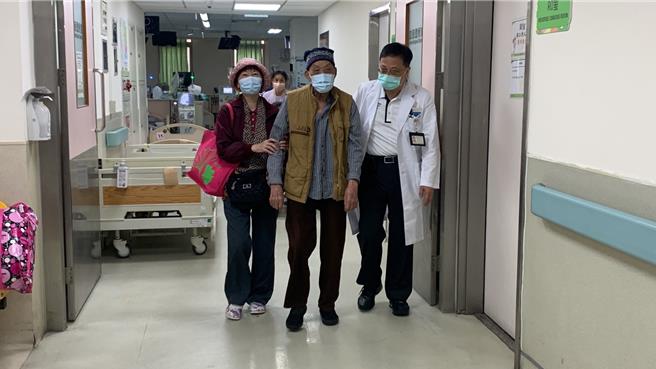 台中医院洗肾病患百岁人瑞王振絜每周三天洗肾，都由养女郑美丽亲自陪伴。（冯惠宜摄）