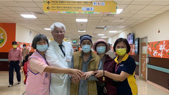 台中医院洗肾病患百岁人瑞王振絜，最近才过完百岁生日。（冯惠宜摄）