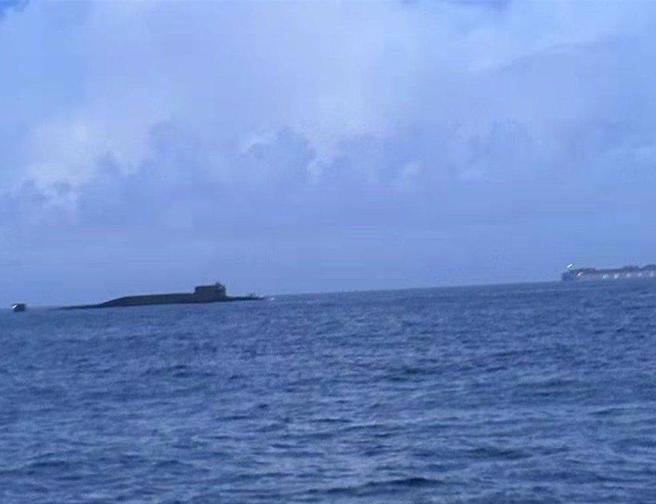 漁民清晨拍攝到的晉級核動力潛艦，情報價值相當高。（民眾提供／任義宇高雄傳真）
