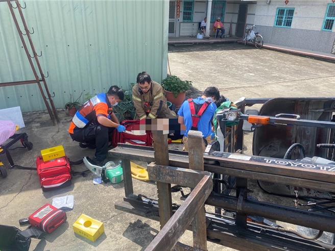 西港區發生工安意外，堆高機翻覆壓死陳姓男子。（民眾提供／寶智華台南傳真）