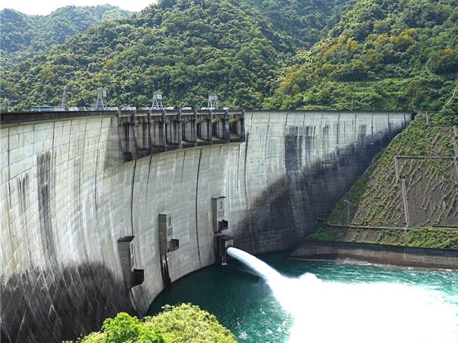 台北翡翠水庫管理局長林裕益表示，目前每天供應放水約250至310萬噸，供水之餘也行發電，平均每年發電量2.2億度，足以供應6.3萬家戶用電需求。（本報資料照片）