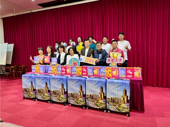 高雄市高苑工商、阳明国中及东光国小运动员即将出国比赛争光，在高市议长康裕成媒合下，郡都集团今（18）日捐赠50个29吋印有85大楼等高雄地标意象且精美实用的行李箱给选手。（柯宗纬摄）