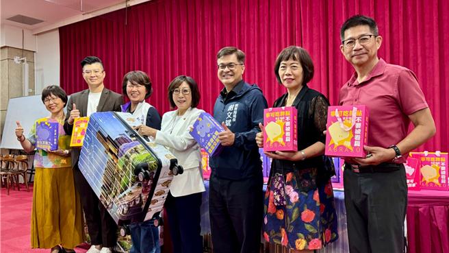 高雄市高苑工商、阳明国中及东光国小运动员即将出国比赛争光，在高市议长康裕成媒合下，郡都集团今（18）日捐赠50个29吋印有85大楼等高雄地标意象且精美实用的行李箱给选手。（柯宗纬摄）