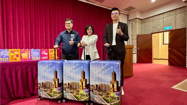高雄市高苑工商、阳明国中及东光国小运动员即将出国比赛争光，在高市议长康裕成媒合下，郡都集团今（18）日捐赠50个29吋印有85大楼等高雄地标意象且精美实用的行李箱给选手。（柯宗纬摄）