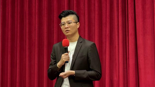 郡都集团唐承提到，期勉选手能不断挑战自我超越自己，达成自我实现目标，而此次以具高雄意象行李箱为礼物，让选手从家出发，带着它们为国争光。（柯宗纬摄）