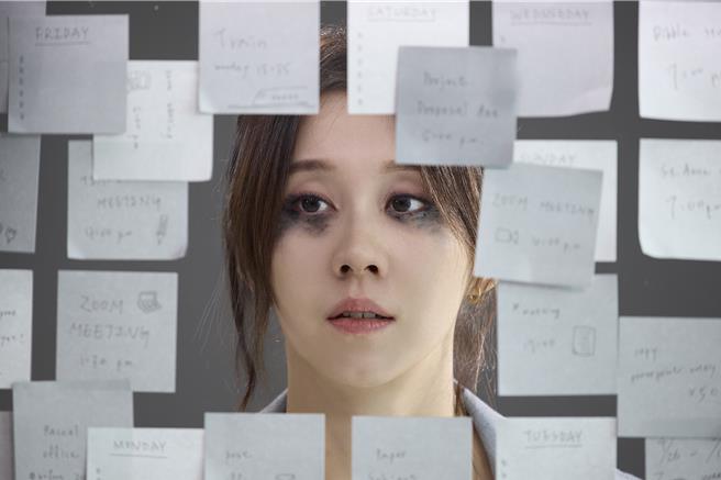 白安在MV裡「亂七八糟眼妝」演繹加班雙眼無神疲態。（相信音樂提供）