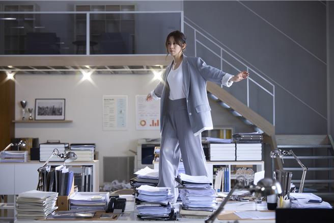 白安新單曲〈亂七八糟的夢想〉在MV化身OL上班族。（相信音樂提供）