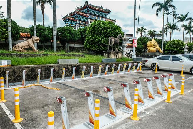 新竹縣YouBike將在26日騎進新埔鎮，在新埔義民廟等10處站點已完成建置，縣府將推全縣騎乘30分鐘免費的補助優惠方案。（羅浚濱攝）