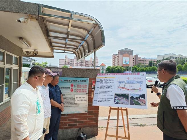 台中市大甲區東陽國小周圍設有標誌行人行道，卻常有汽機車行經或停靠，加上路面不寬，學童仍無可避免與車爭道。立委蔡其昌和市議員施志昌爭取1200萬元經費設置人行道，施志昌18日邀集相關單位前往會勘了解工程規畫。（潘虹恩攝）