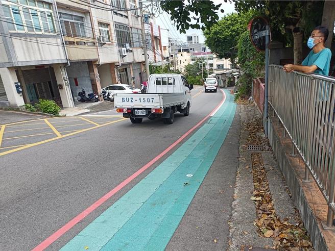 台中市大甲區東陽國小校門口是下坡路段，雖設有標誌行人行道，卻常有汽機車行經或停靠，加上路面不寬，學童仍無可避免與車爭道，立委蔡其昌和市議員施志昌爭取1200萬元經費設置人行道，預計年底完工。（潘虹恩攝）