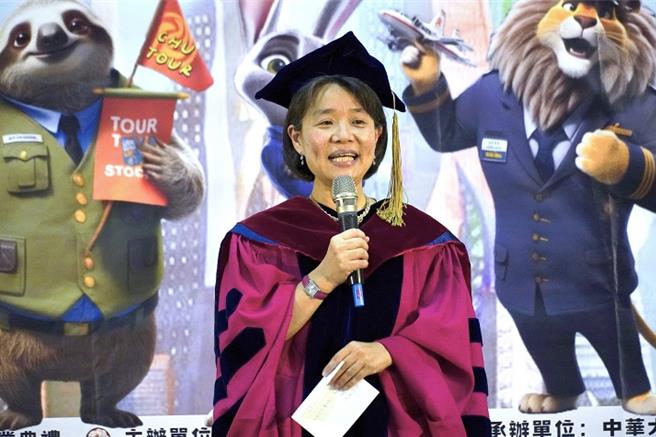 中華大學觀光學院院長張馨文表示，今年觀光學院一共有193位的畢業生，畢業後將成為6萬多名優秀校友之一，在全球發光發熱。（中華大學提供／王惠慧新竹傳真）
