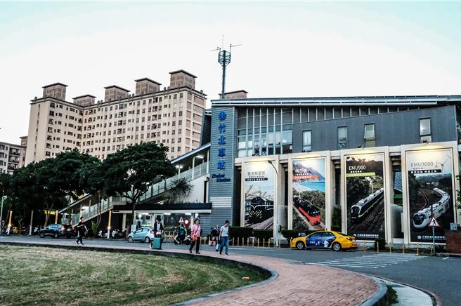 新竹縣共享機車第二家業者iRent加入營運，增加200輛機車在7月10日上路，擴大服務範圍到台鐵竹北車站。（羅浚濱攝）