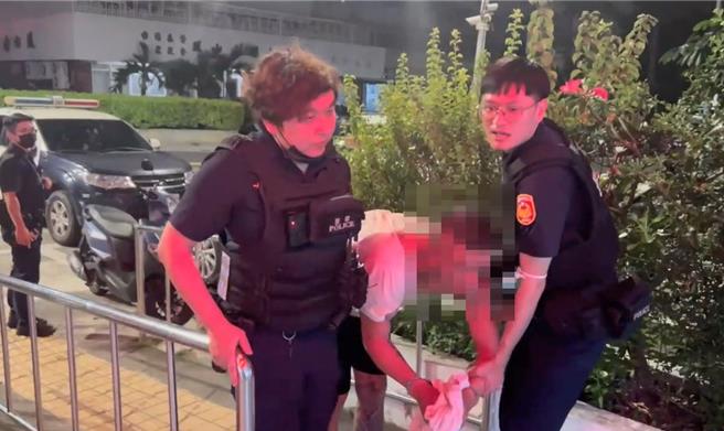 高雄一名身背8条通缉的通缉犯，不愿配合警方逮捕奋力抵抗，周边友人也出手阻挡，警方鸣枪控制现场。（警方提供／任义宇高雄传真）